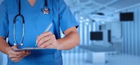 Médico tratando varices nas pernas